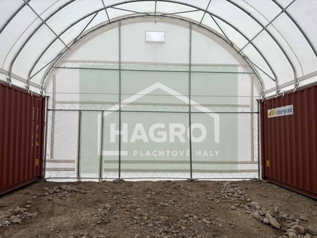 Prístrešok Hagro nad červenými kontajnermi – čelený pohľad