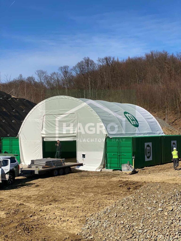 Zelený prístrešok Hagro nad kontajnermi