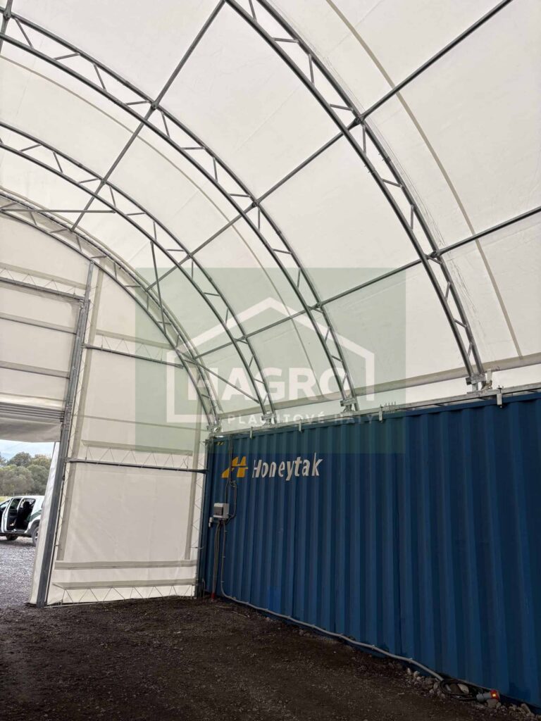 Interiér prístrešku Hagro nad modrým lodným kontajnerom