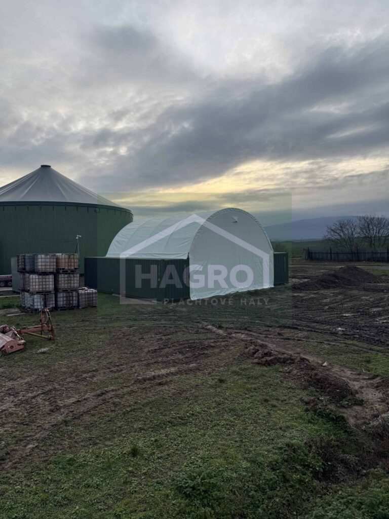 Prístrešok Hagro a kontajnery v zástavbe