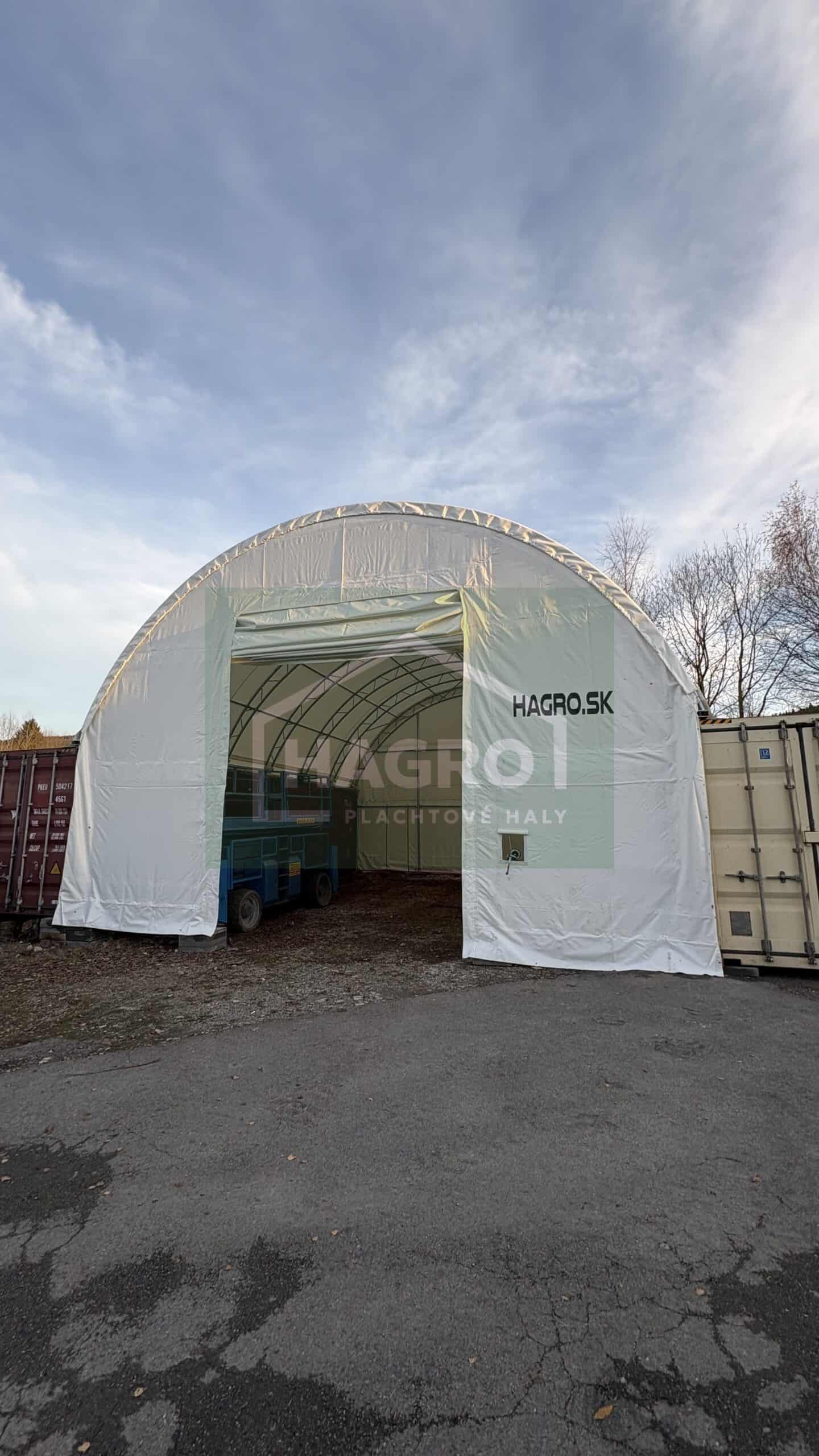Biela oblúková hala Hagro – vstup spredu